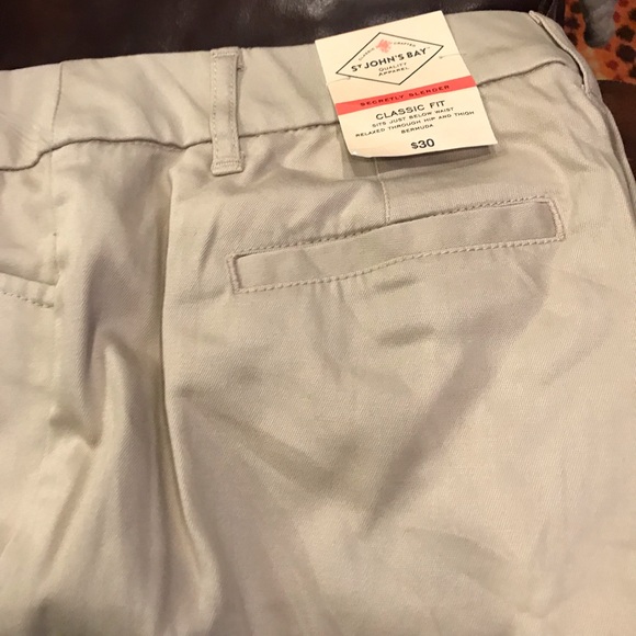 Khaki pair of shorts - Picture 2 of 3